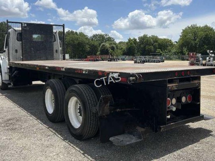 2015-freightliner-m2-106-image-5