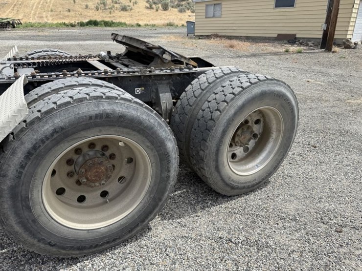 2009-peterbilt-389-image-18