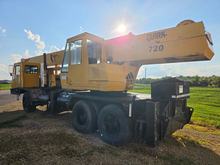#2446-•-clark-720-crane-truck-image-3