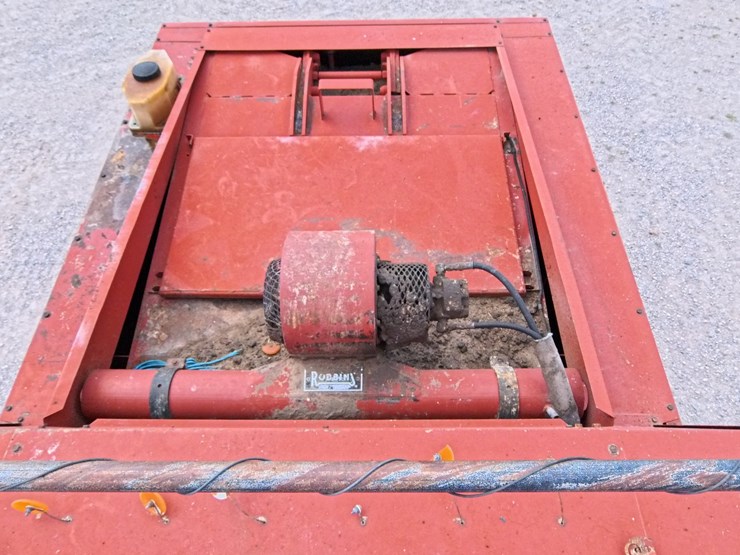 hesston-4900-image-43