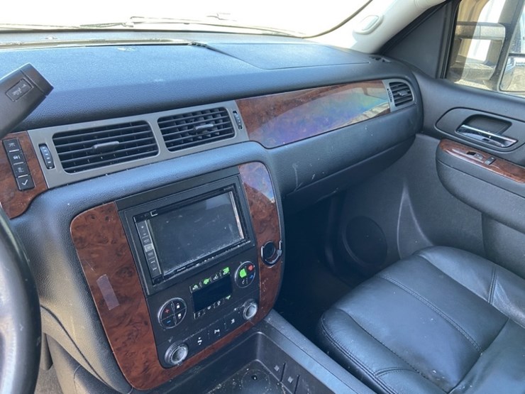 2010-chevrolet-tahoe-lt-image-15