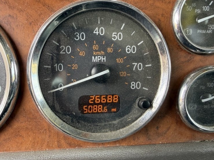 2009-peterbilt-389-image-37