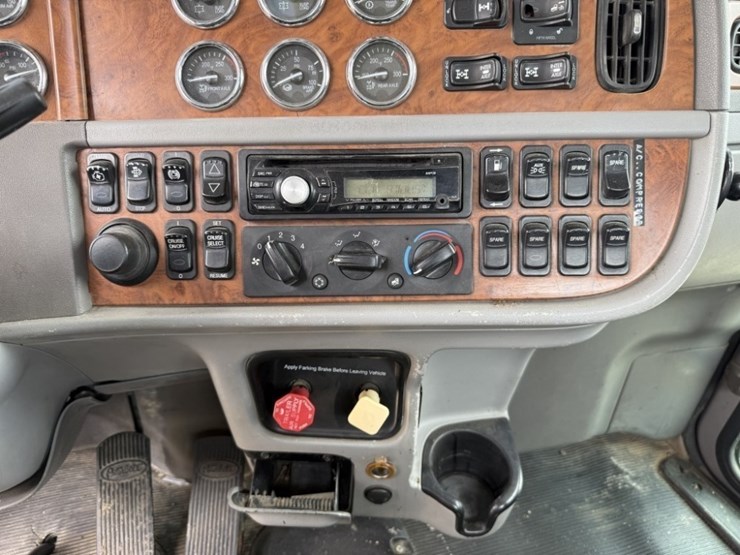 2009-peterbilt-389-image-35