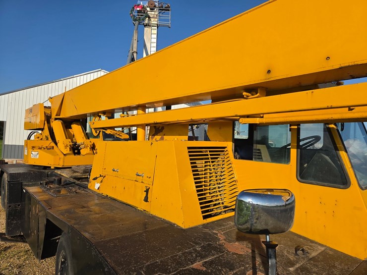 #2446-•-clark-720-crane-truck-image-23