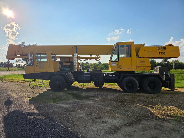 #2446-•-clark-720-crane-truck-image-2