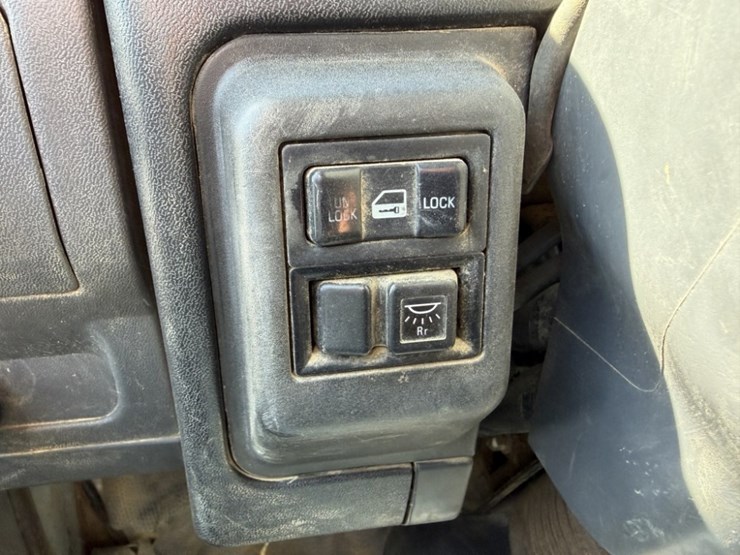 2006-isuzu-npr-image-23