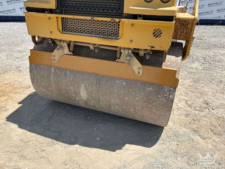 2014-caterpillar-cb24-image-15