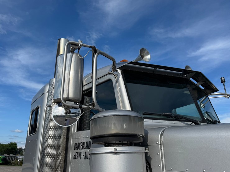 2015-peterbilt-389-image-55