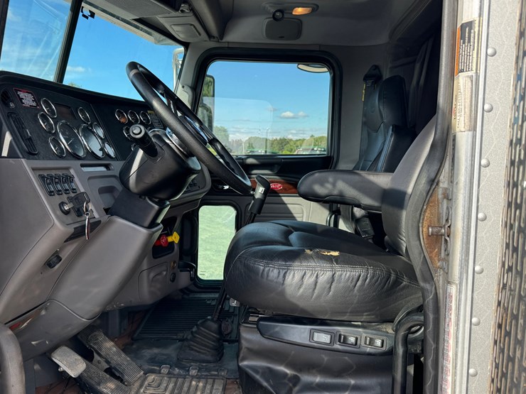 2015-peterbilt-389-image-26