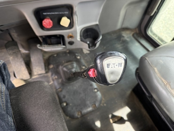 2009-peterbilt-389-image-39