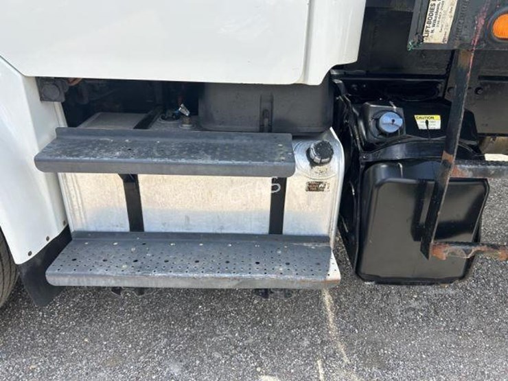 2015-freightliner-m2-106-image-8