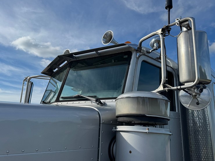 2015-peterbilt-389-image-56