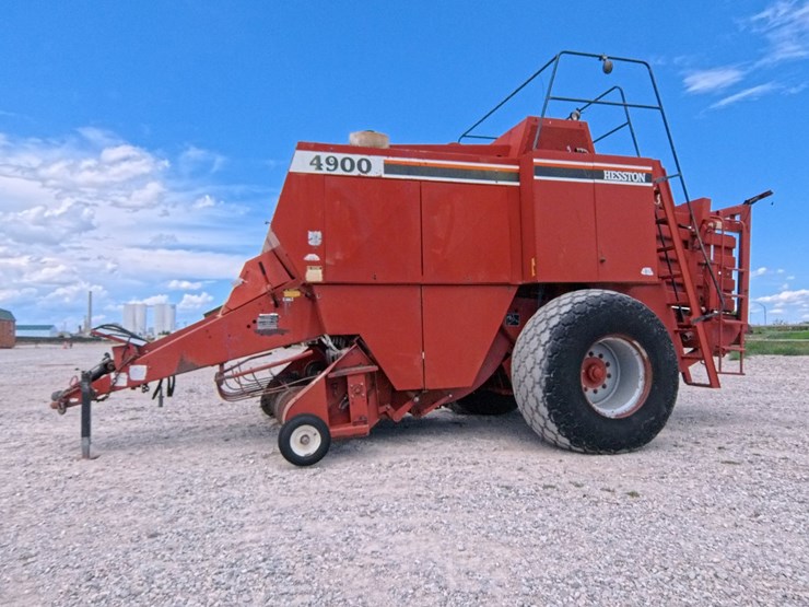 hesston-4900-image-1