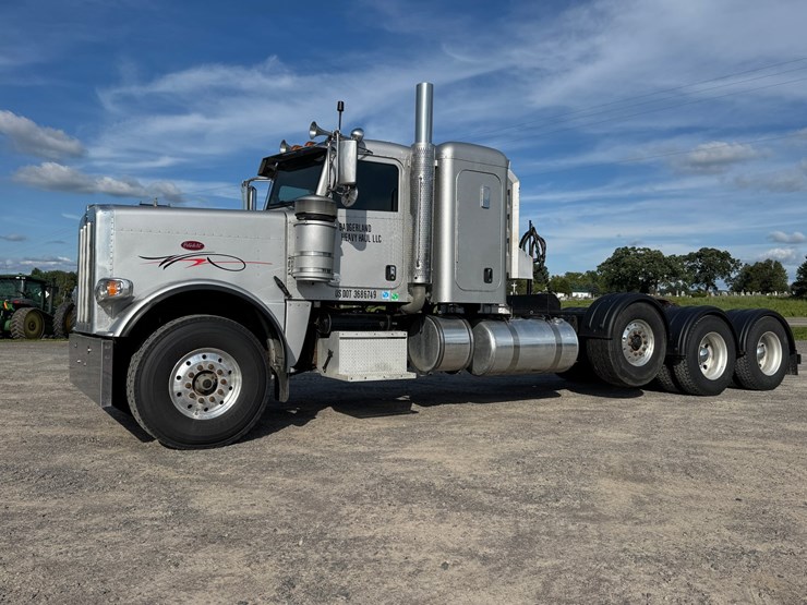 2015-peterbilt-389-image-1