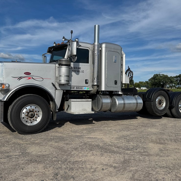 2015 PETERBILT 389
