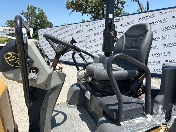 2014-caterpillar-cb24-image-9