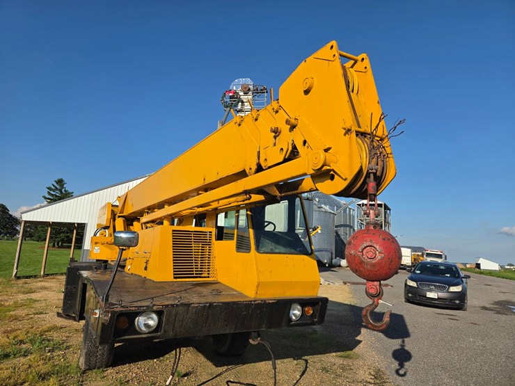 #2446-•-clark-720-crane-truck-image-10