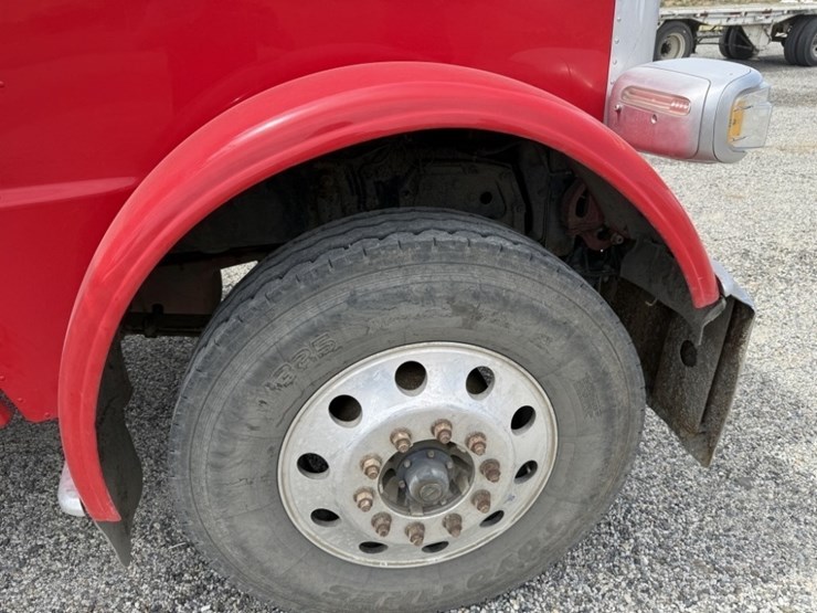 2009-peterbilt-389-image-9