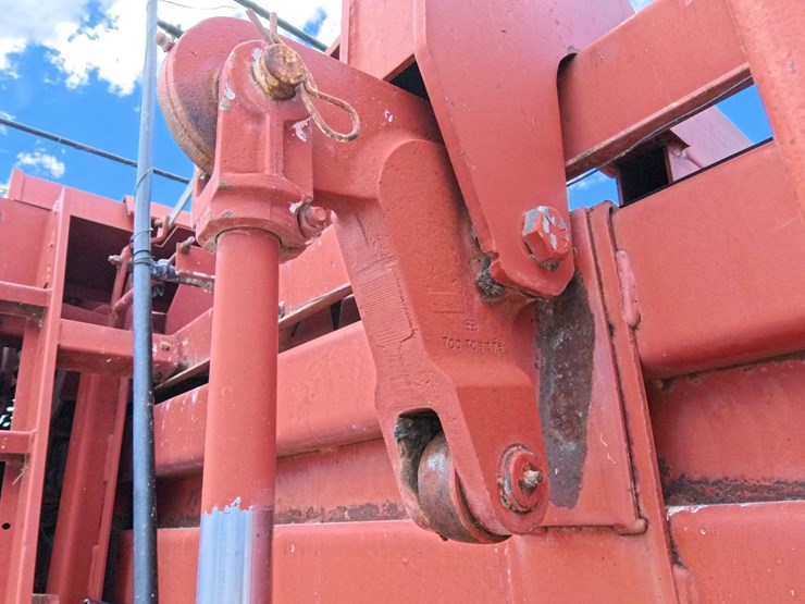 hesston-4900-image-32