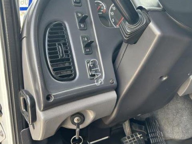 2015-freightliner-m2-106-image-12
