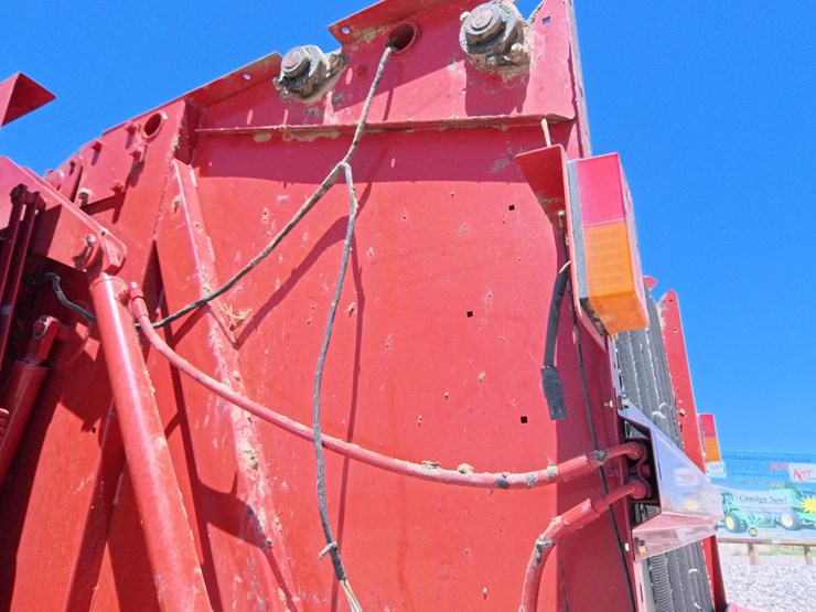2011-new-holland-br7090-image-45