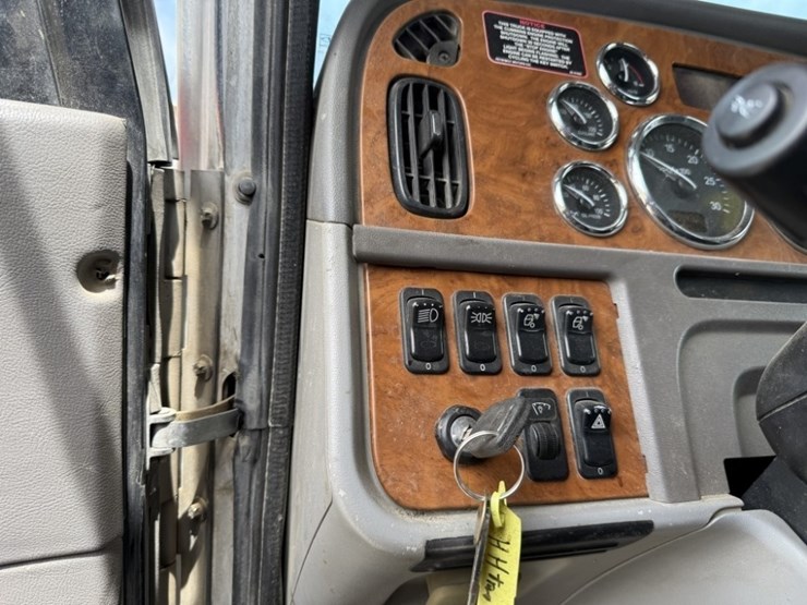 2009-peterbilt-389-image-31