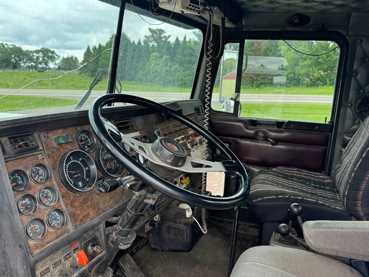 kenworth-w900l-image-25