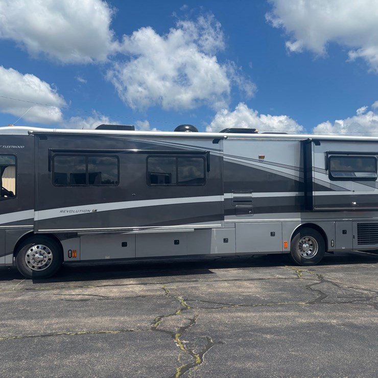 #2211 • 2005 Fleetwood Revolution 40L