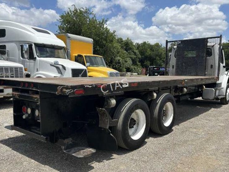 2015-freightliner-m2-106-image-4