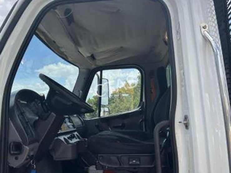 2015-freightliner-m2-106-image-10