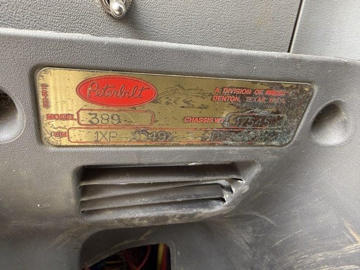 2009-peterbilt-389-image-28