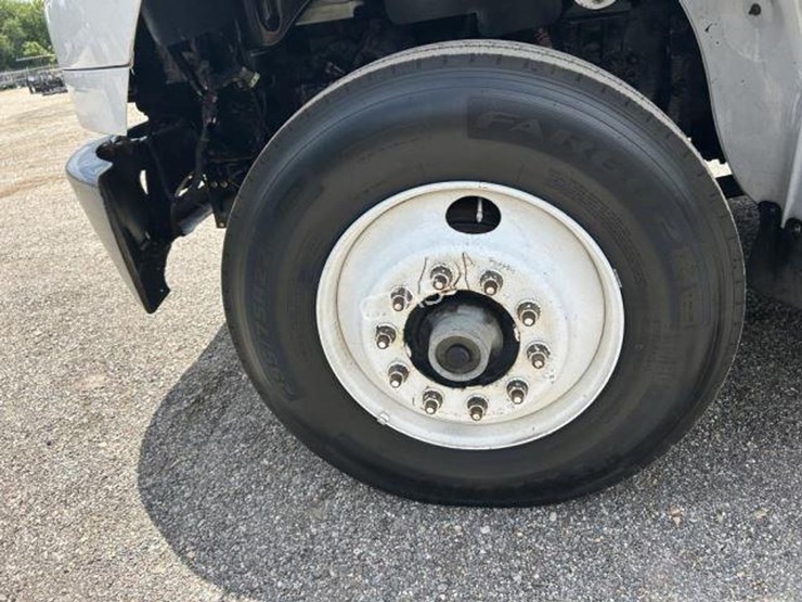 2015-freightliner-m2-106-image-18