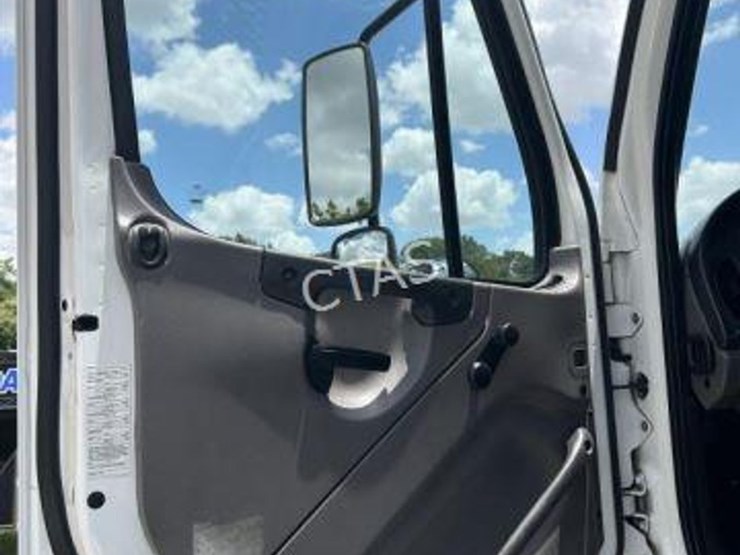 2015-freightliner-m2-106-image-11