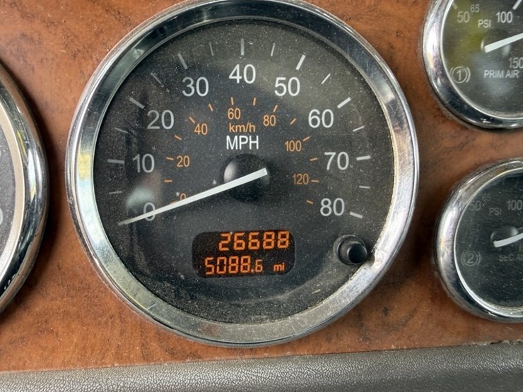 2009-peterbilt-389-image-38