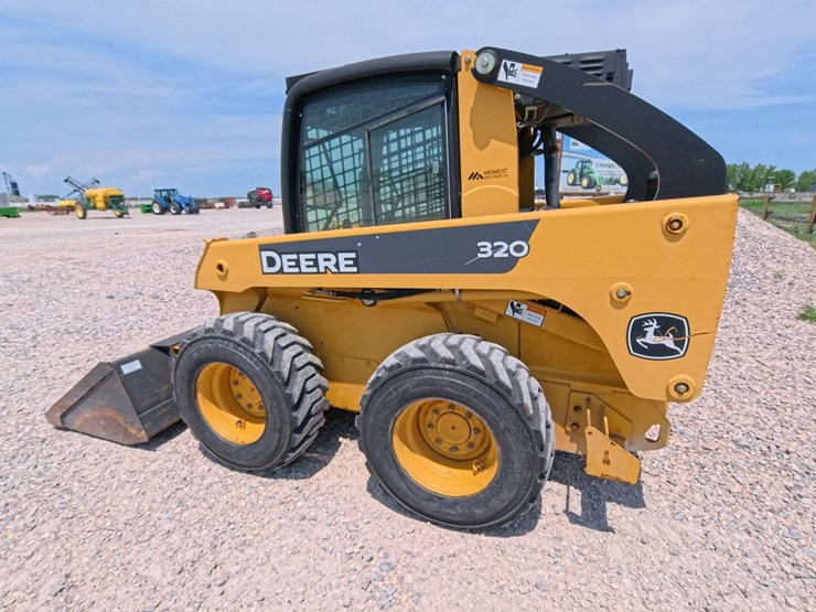 2007-john-deere-320-image-1