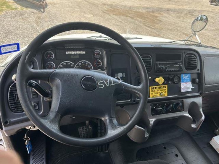 2015-freightliner-m2-106-image-13