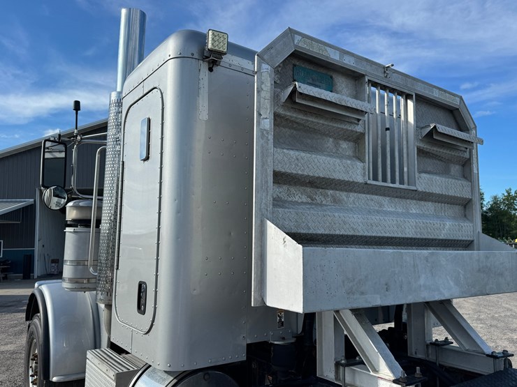 2015-peterbilt-389-image-12