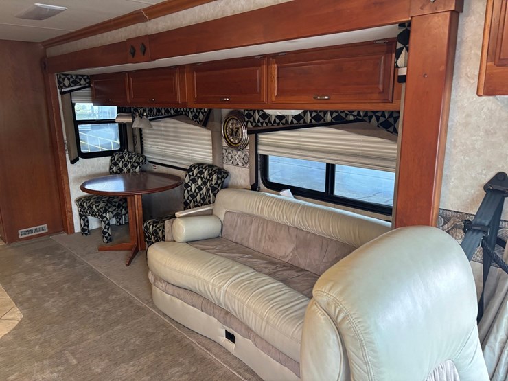 #2211-•-2005-fleetwood-revolution-40l-image-72