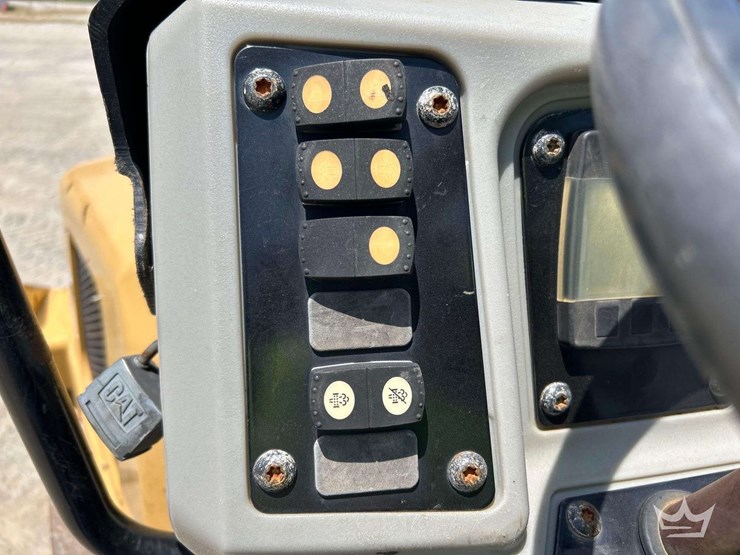 2014-caterpillar-cb24-image-13
