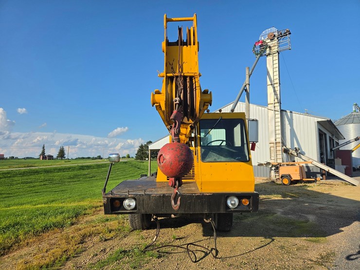 #2446-•-clark-720-crane-truck-image-8