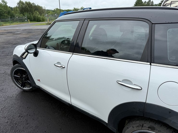 #1439-•-2011-mini-cooper-s-4-door-hatchback-image-12