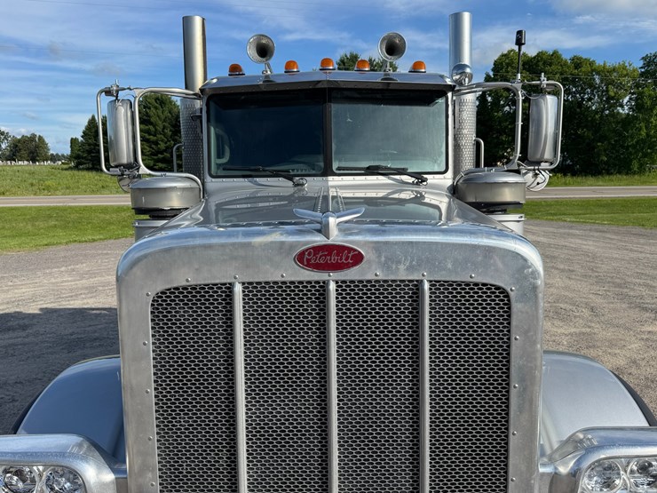2015-peterbilt-389-image-19