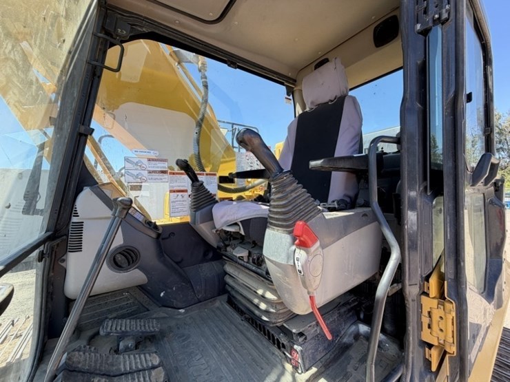 2023-komatsu-pc210-lc-11-image-32