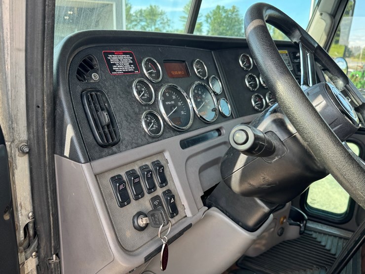 2015-peterbilt-389-image-27