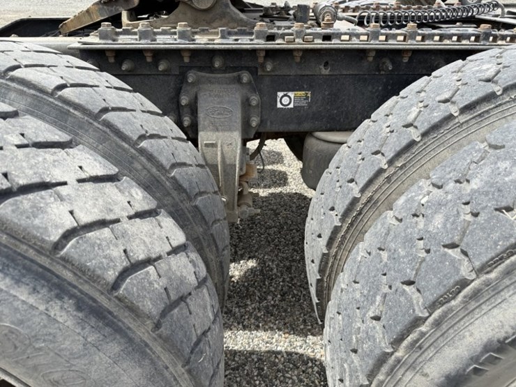 2009-peterbilt-389-image-15