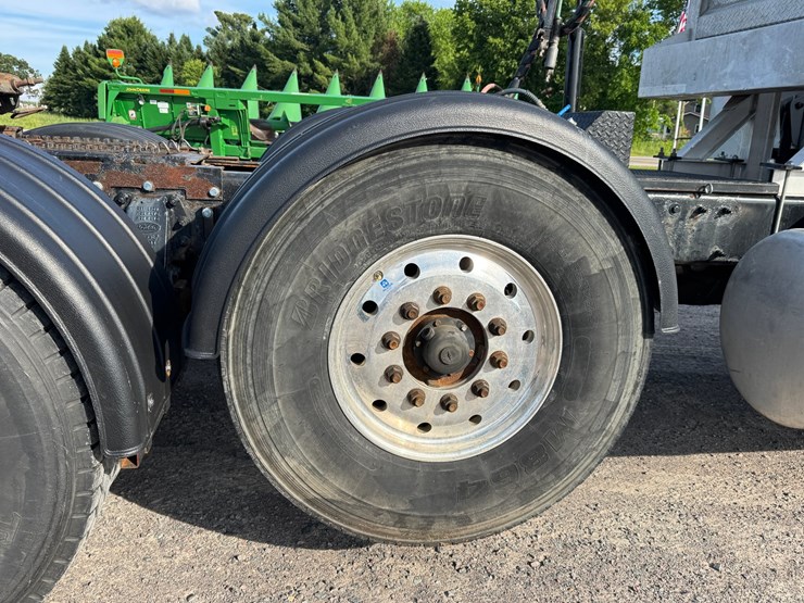 2015-peterbilt-389-image-45