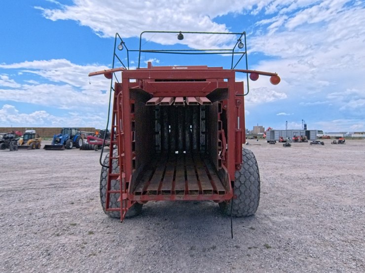 hesston-4900-image-4