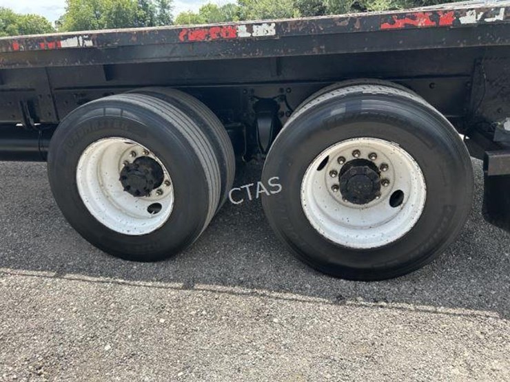 2015-freightliner-m2-106-image-17