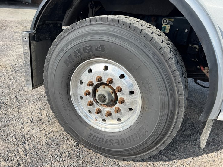 2015-peterbilt-389-image-15