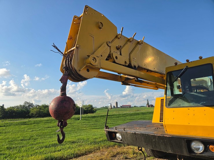 #2446-•-clark-720-crane-truck-image-9